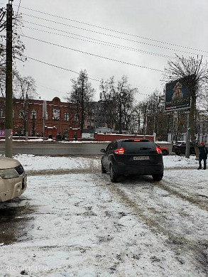 В центре города автолюбители выезжают с газона